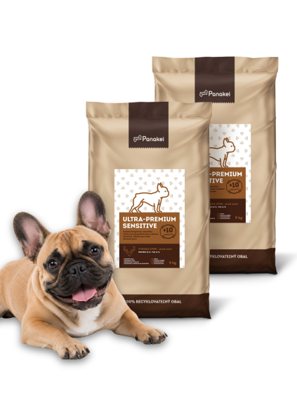 Výhodné 18kg balení (2×9kg) monoproteinových granulí Panakei Ultra-Premium Sensitive s jelenem pro dospělé malé psy s citlivým trávením, prezentované s francouzským buldočkem.