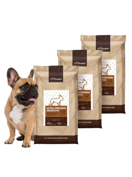 Výhodné 27kg balení (3×9kg) monoproteinových granulí Panakei Ultra-Premium Sensitive s jelenem pro dospělé malé psy s citlivým trávením, prezentované s francouzským buldočkem.