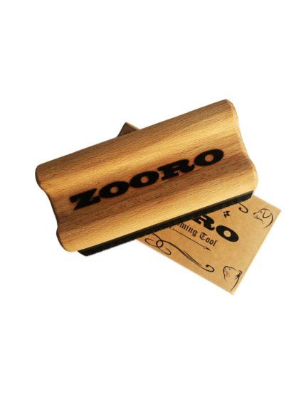 Detailní záběr na kartáč ZOORO, který díky jemně vroubkované čepeli netahá a neškrábe srst vašeho psa.