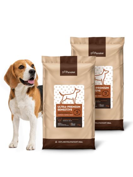 Výhodné 18kg balení (2×9kg) granulí Panakei Ultra-Premium Sensitive s příchutí Daněk skvrnitý pro psy s citlivým trávením, po kastraci, se sklonem k nadváze a pro seniory, prezentované s plemenem bígl.
