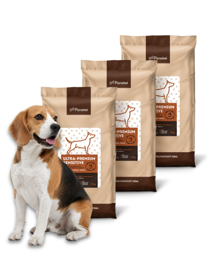 Výhodné 27kg balení (3×9kg) granulí Panakei Ultra-Premium Sensitive s příchutí Daněk skvrnitý pro psy s citlivým trávením, po kastraci, se sklonem k nadváze a pro seniory, prezentované s plemenem bígl.